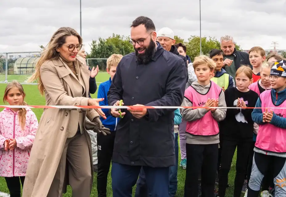 Výměna nového  trávníku na hřišti s umělým povrchem dokončena a certifikována