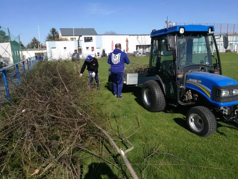 I když se fotbal nehraje, na hřišti se pracuje