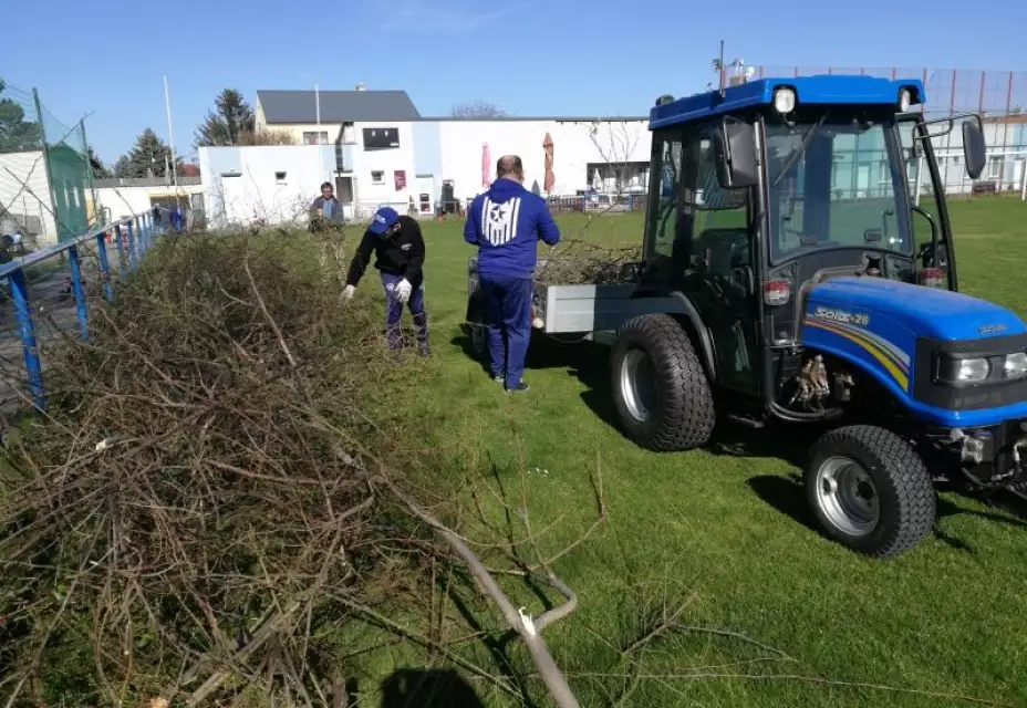 I když se fotbal nehraje, na hřišti se pracuje